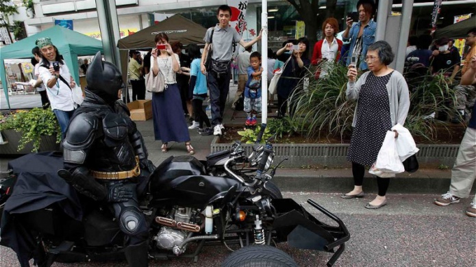 Un motociclista disfrazado de Batman causa sensaciÃ³n en JapÃ³n