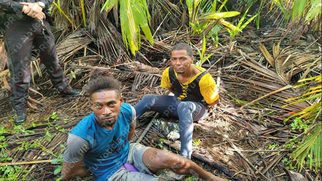  Fotos: Localizan una embarcaci&oacute;n en las costas de Manat&iacute;, arrestan dos personas y ocupan drogas 