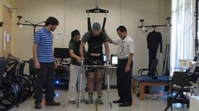 El paraplÃ©jico que logrÃ³ caminar con un lector cerebral y electrodos en las rodillas