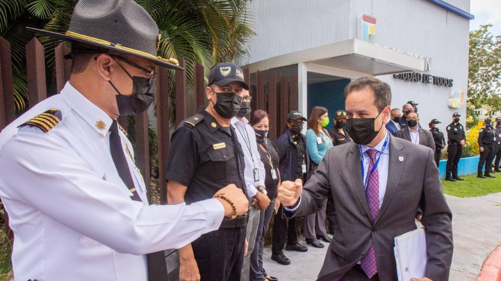  Alcalde de San Juan pide a gobernador aprobar ley que beneficia a polic&iacute;as municipales 