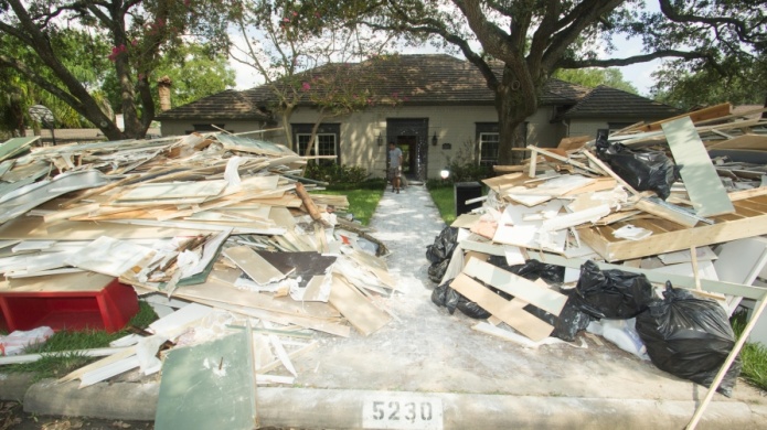 Los habitantes de Houston empiezan a recuperar lo que queda de sus hogares
