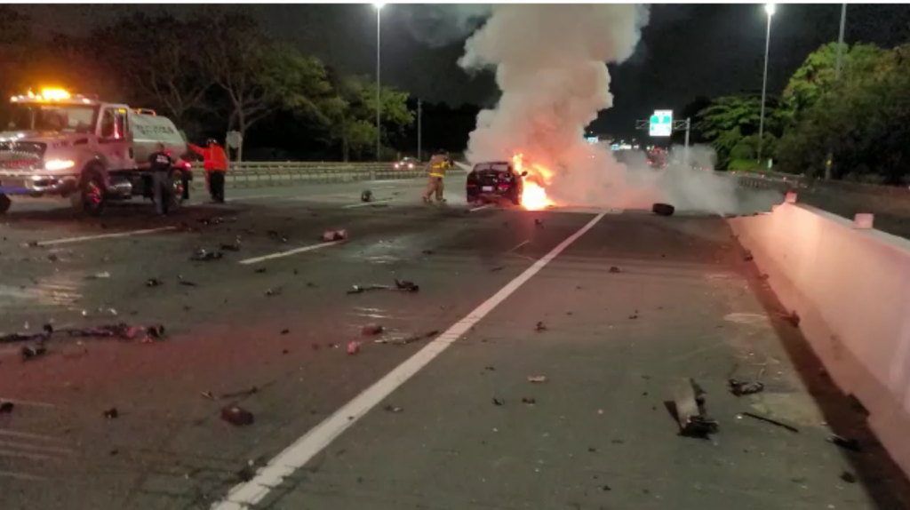  Video: Momento en que bomberos apagan incendio de veh&iacute;culo en expreso 22 donde conductor muere calcinado 