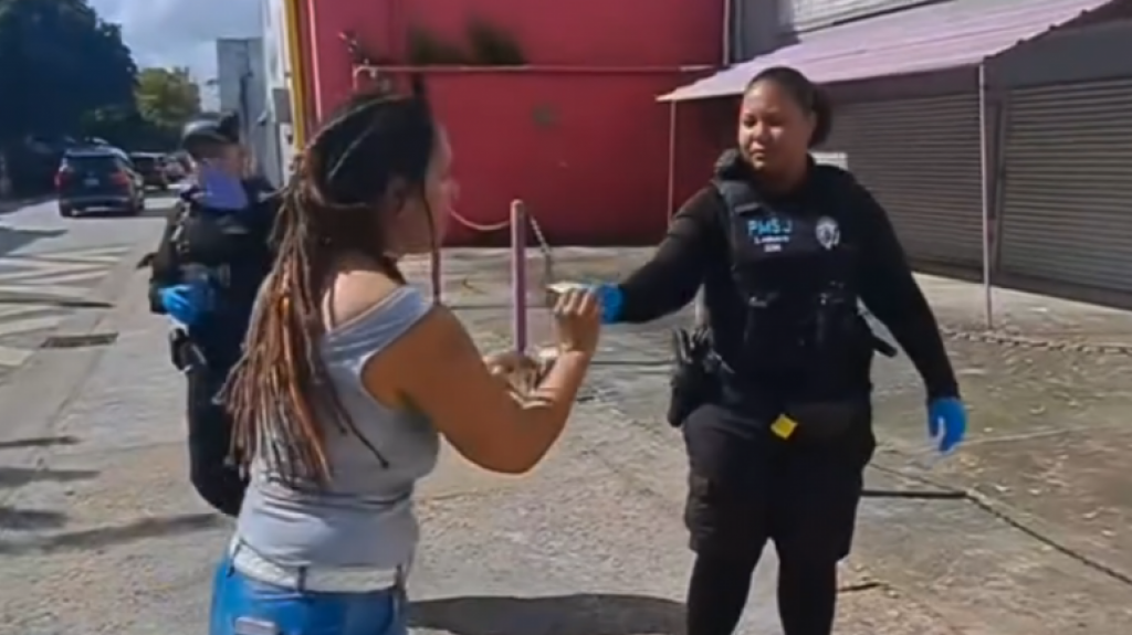  Video: Municipales de San Juan arrestan a veterana estadounidense que rompi&oacute; la vitrina de una perfumer&iacute;a 