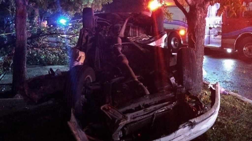  J&oacute;venes de 20 y 21 a&ntilde;os pierden la vida al chocar contra un &aacute;rbol en carretera de Mayag&uuml;ez 