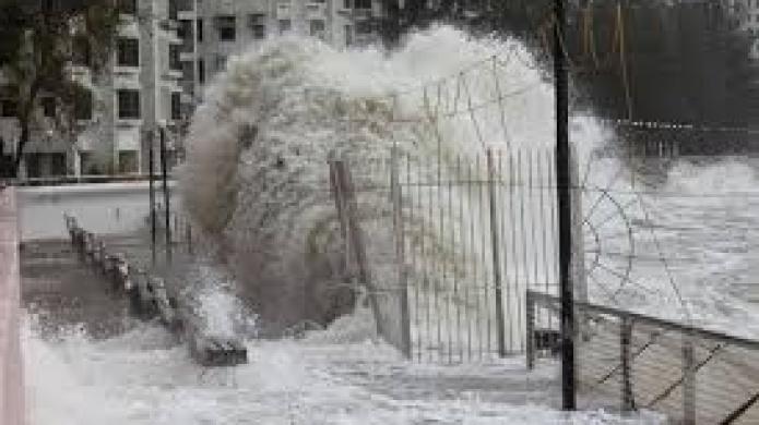 Video: Un muerto en Hong Kong por el tifÃ³n Pakhar, el decimocuarto de la temporada