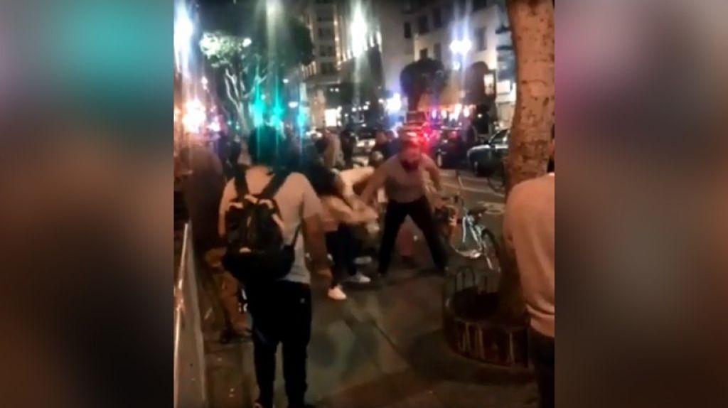  Video: Hombre golpea brutalmente a dos mujeres en Los &Aacute;ngeles, la polic&iacute;a lo busca 