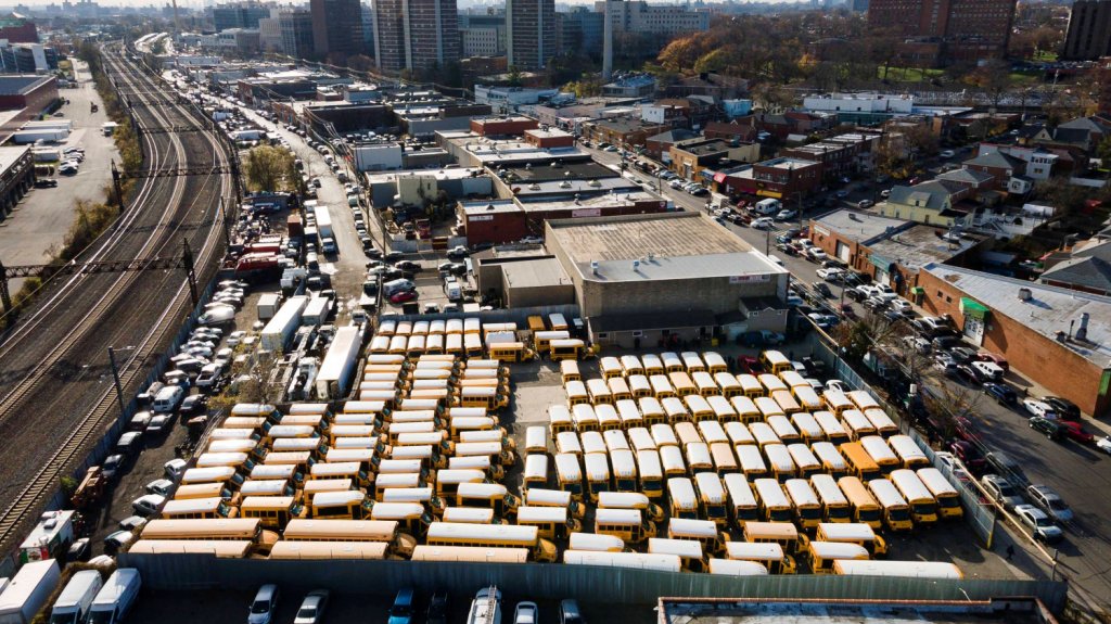  Escuelas de Nueva York cierran para intentar frenar la pandemia 