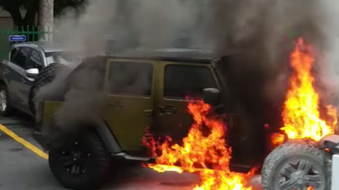 Video: Maestros en escuela de Guaynabo tratan de apagar vehÃ­culo que se prendiÃ³ en fuego 