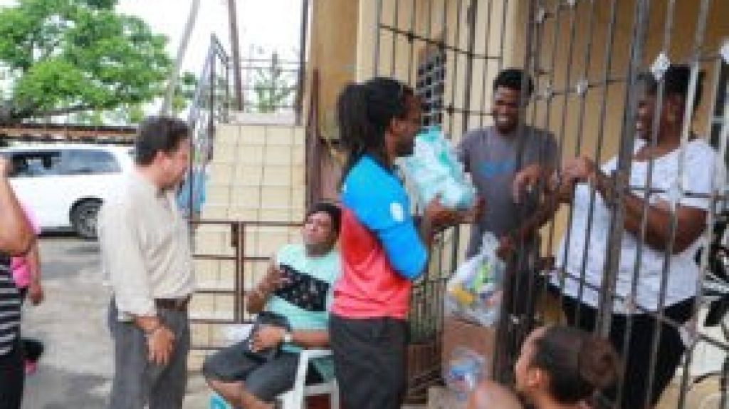 Destacados deportistas entregan suministros en Carolina