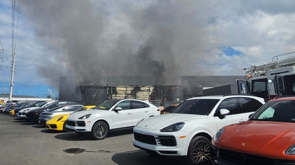  Video: Fuego en taller de mecánica de “Dealer” de carros lujosos en San Juan 