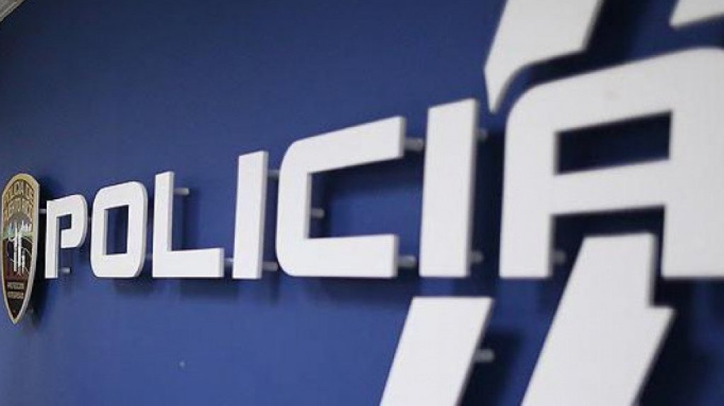  Mujer con pistola en mano asalta a un hombre en su residencia de Carolina 