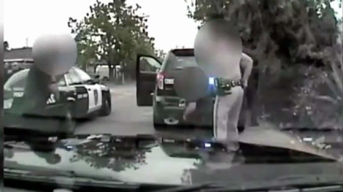 Video: Hombre pensÃ³ que podÃ­a enfrentarse solo a varios policÃ­as, pero se equivocÃ³