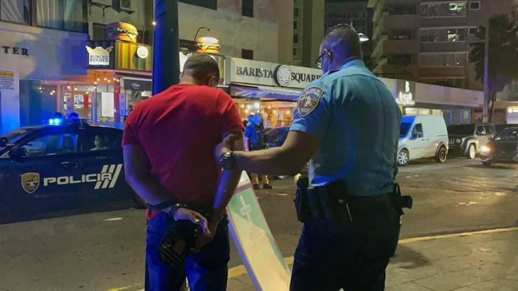  A prisi&oacute;n tres turistas y uno con grillete luego de ser arrestados el viernes 