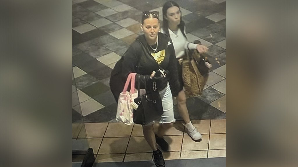  Pensaron que nadie las ver&iacute;a, pero quedaron grabadas robando gafas en Plaza Las Am&eacute;ricas 
