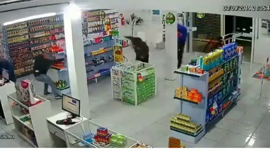  Video: Momento en que un polic&iacute;a dispara contra dos asaltantes que intentaban robar una farmacia 