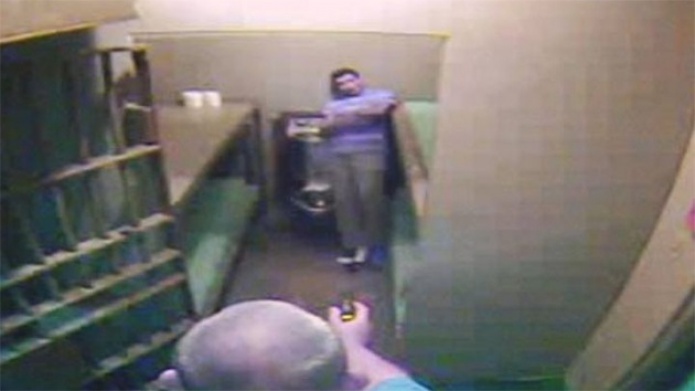 Dos policÃ­as de EE.UU. torturan a detenidos no violentos con pistola elÃ©ctrica