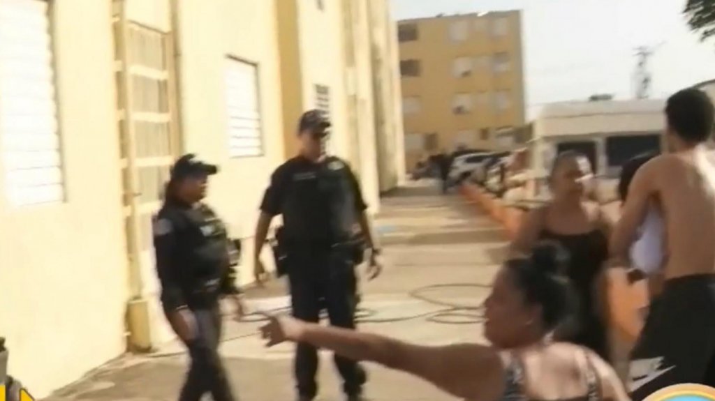  Video: Mujeres se ponen “Guapitas” durante operativo hoy en caserío de Guaynabo 