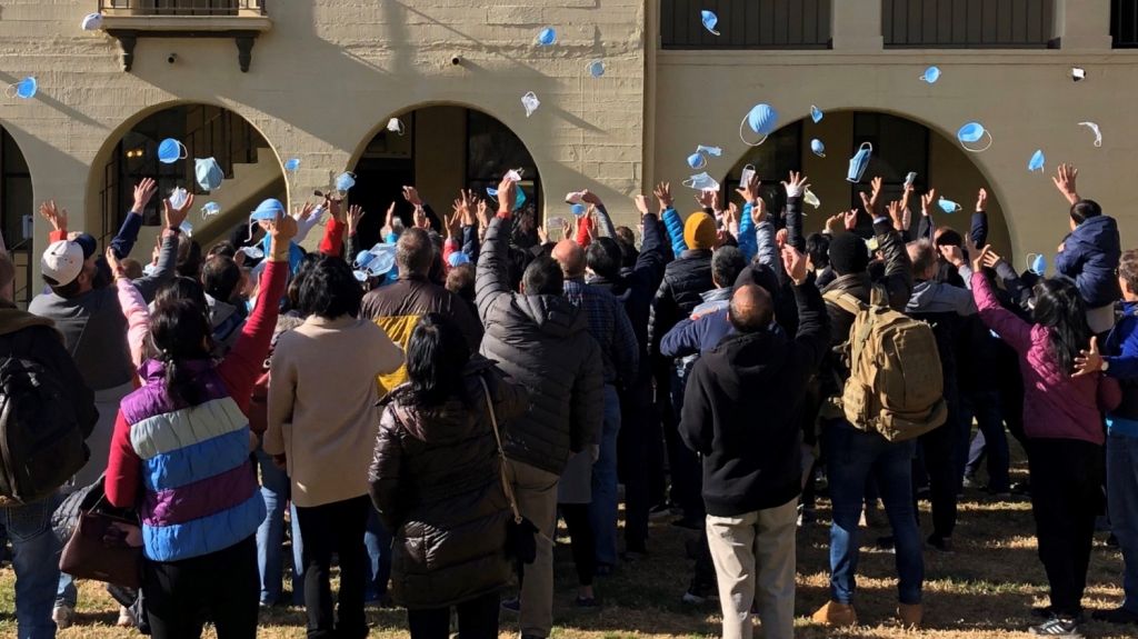  Primer grupo de estadounindeses evacuados por coronavirus termina cuarentena 