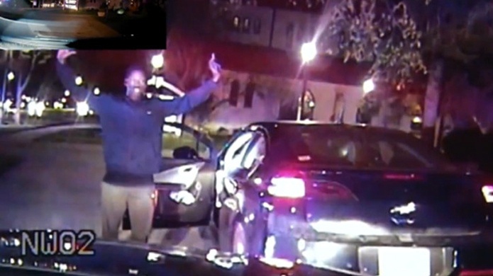 VIDEO: La violenta detenciÃ³n de un afroamericano por "robar" su propio automÃ³vil