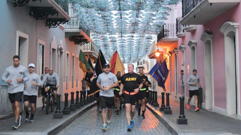  Gobernador corre junto a miembros de la GNPR 