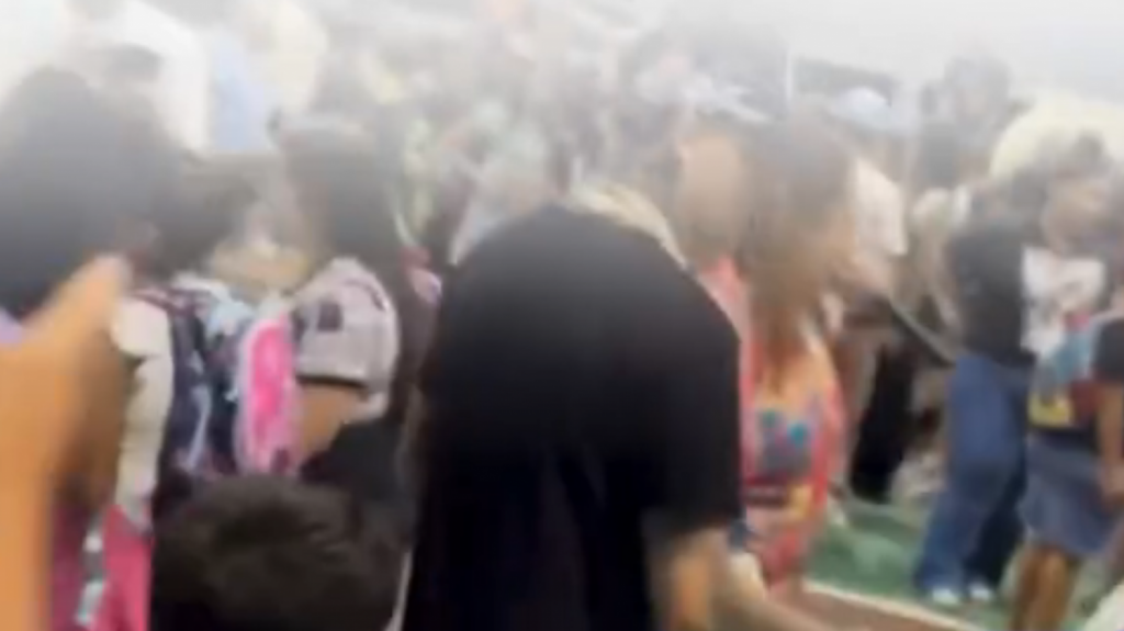  Video: Reguetonero llega a Caserío de San Juan a repartir billetes de 5 a niños para el “back to school 