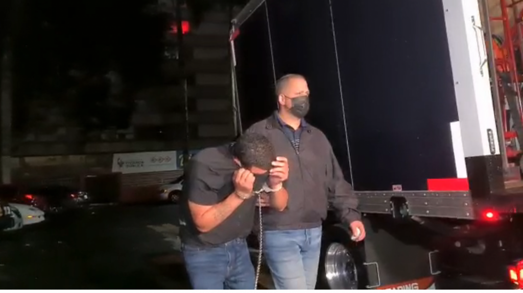  Video: Momento en que arrestan uno de dos hombres con armas y todo un almac&eacute;n de cosas robadas de Home Depot y Walmart 