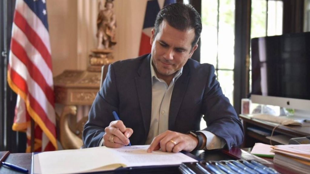  Gobernador firma siete nuevas leyes que buscan resguardar derechos de los consumidores 