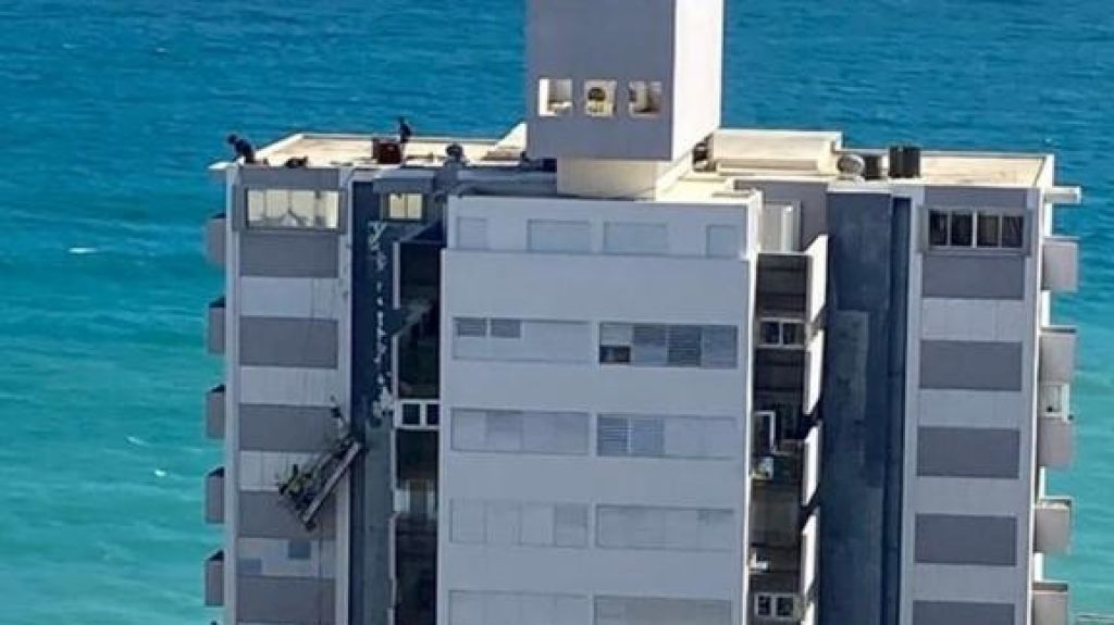  Rescatan obreros que quedaron colgando de un andamio en Condominio de Condado 