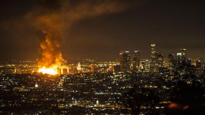 Se registra un gran incendio en el centro de Los Ãngeles