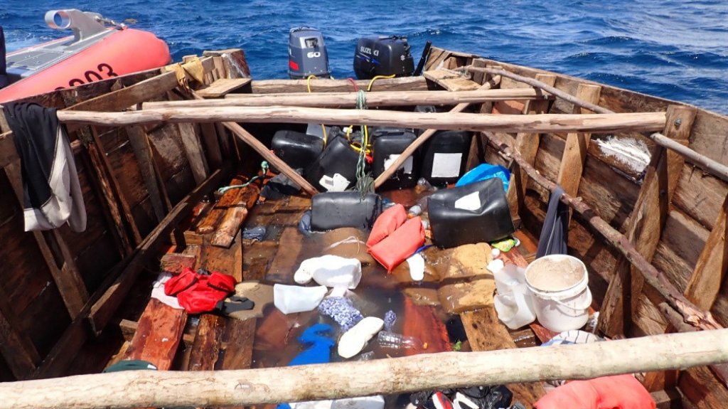  Guardia Costera efect&uacute;a operativo para dar con indocumentados que navegaban en embarcaci&oacute;n que volc&oacute; cerca de Shacks Beach, en Isabela 