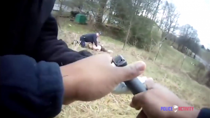 Video PolicÃ­a en Estados Unidos, sufre ataque de pÃ¡nico durante intervenciÃ³n 