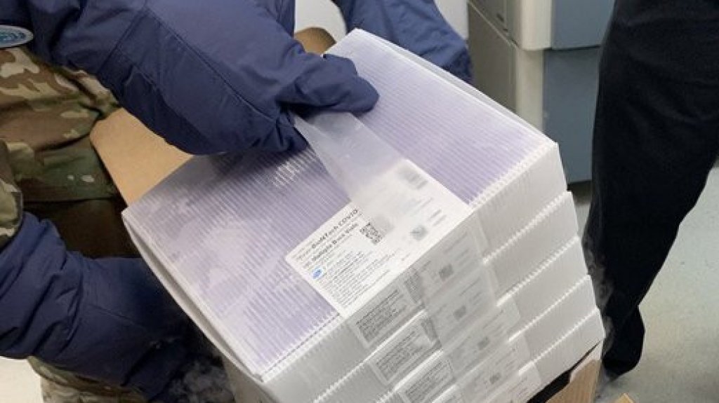  Cientos de conductores aguardan en fila para vacunarse en el Coliseo Pedr&iacute;n Zorrilla en Hato Rey 