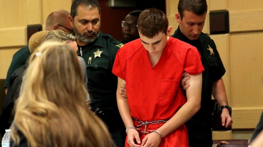  Dan libertad al hermano del autor de la matanza de Parkland 