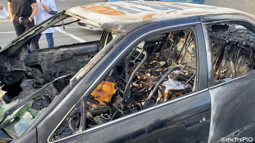  Fotos: Un conductor se aplica desinfectante mientras fuma un cigarrillo y desata un incendio que destruye su auto 