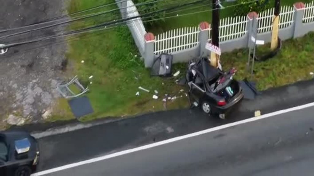  Video: Persecuci&oacute;n desde Manat&iacute; termina con un auto estrellado en un poste en Vega Baja 