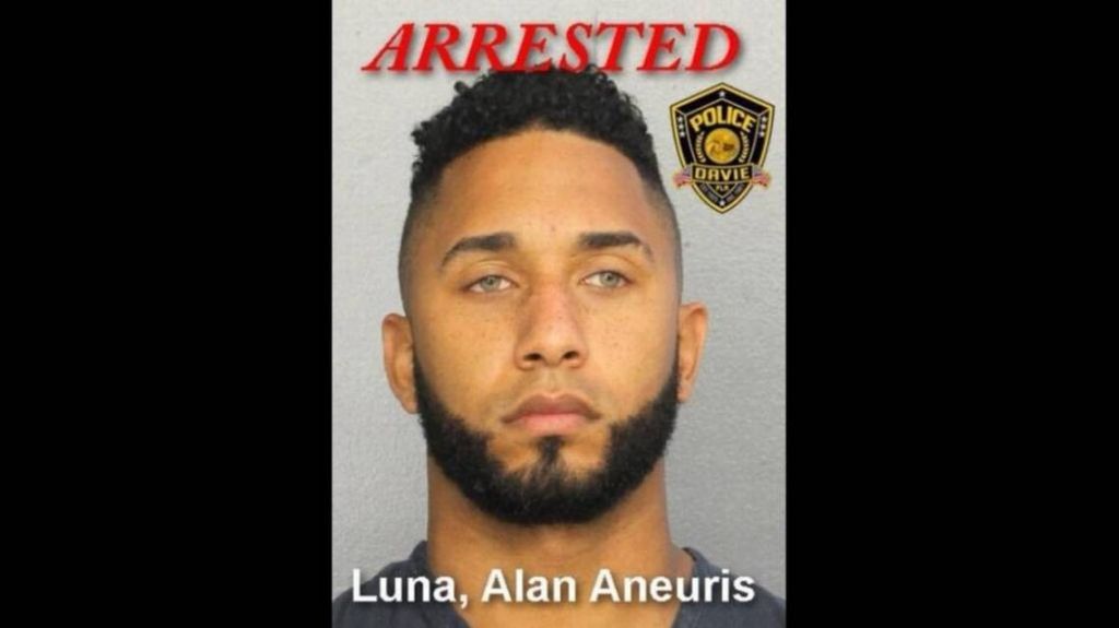 Arrestado por dejar a sus hijos encerrados una hora en el auto mientras compraba repuestos