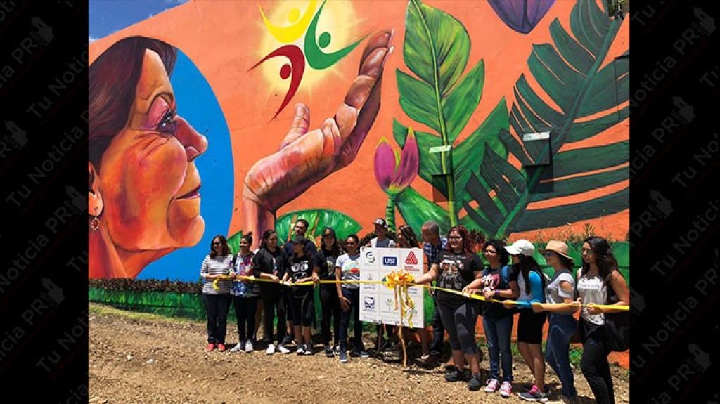  Artista urbana neoyorquina realiza mural en Cayey junto a estudiantes 