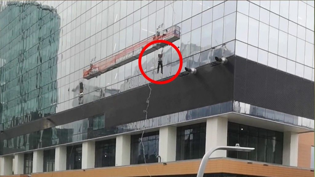  VIDEO: Dos trabajadores se salvan despu&eacute;s de que su andamio se descontrole por el viento 