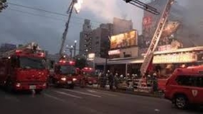 Video: Un incendio destruye parte del famoso mercado de pescado de Tokio
