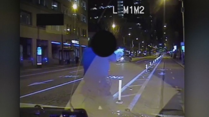 La policÃ­a de Seattle divulgÃ³ video donde un hombre resulto herido de bala por oficiales de la policÃ­a.