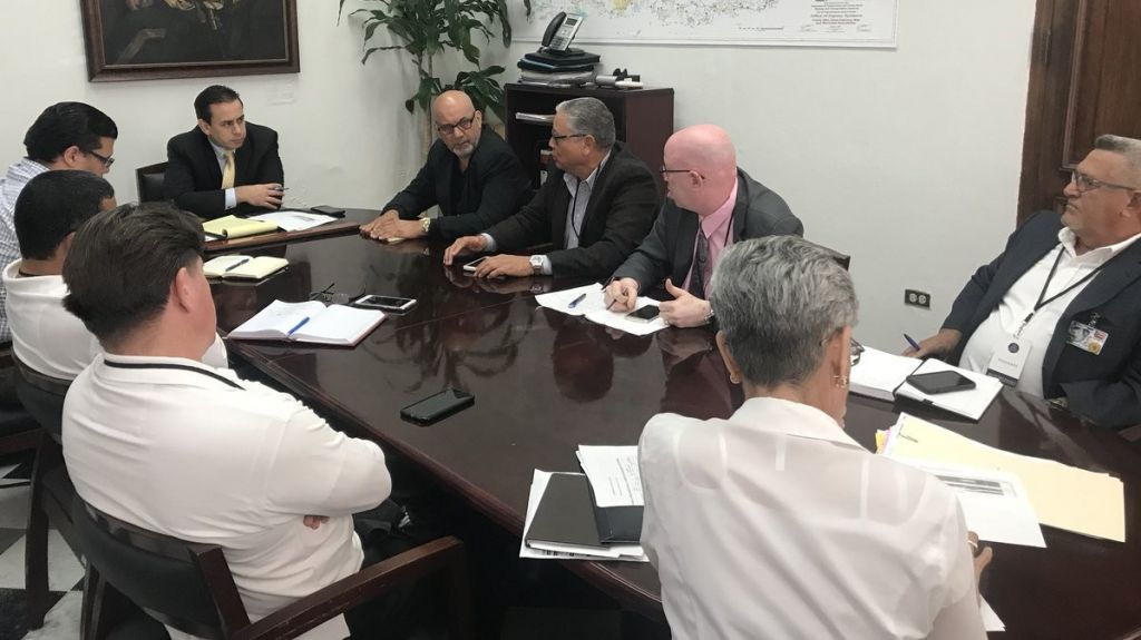 Se reÃºnen en la Fortaleza para atender reclamos de los policÃ­as