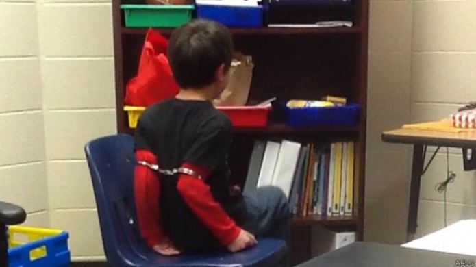 El impactante caso del niÃ±o de 8 aÃ±os esposado en una escuela en EE.UU.