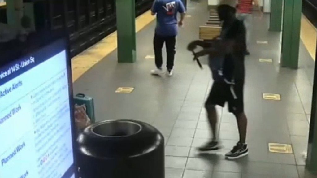  VIDEO: Un hombre golpeado con martillo en la cabeza cae a las v&iacute;as del metro en lo que ser&iacute;a el tercer ataque no motivado en Nueva York en una semana 