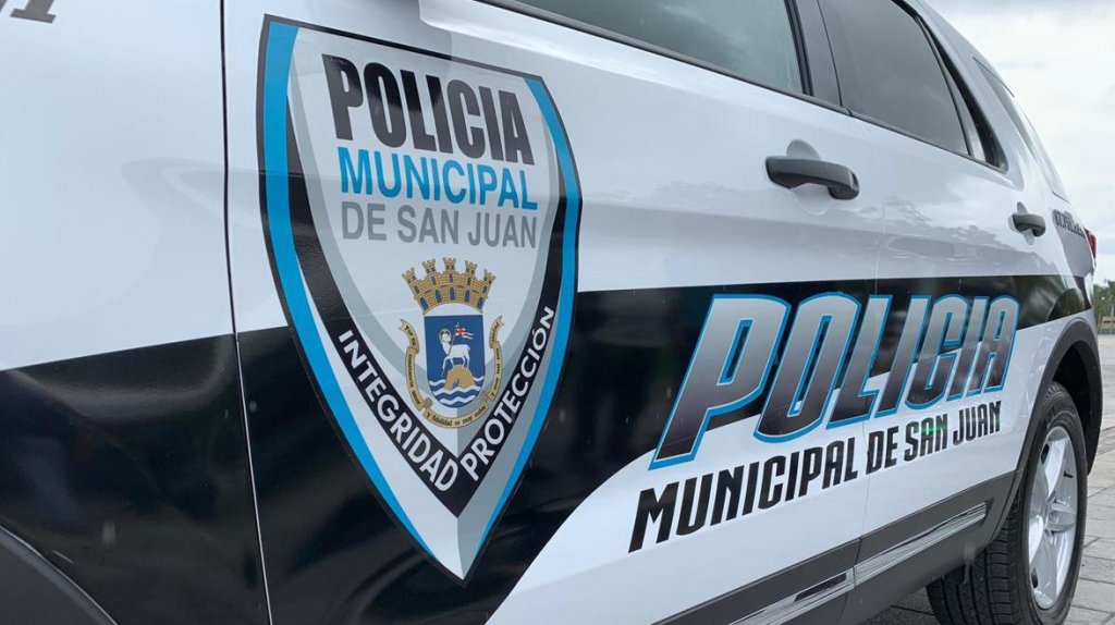  Hombre herido de bala llega pidiendo ayuda al cuartel de polic&iacute;as municipales de San Juan 