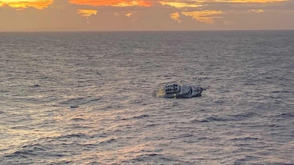 Fotos: Rescatan turistas luego que lancha se hundiera cerca de Aguadilla 