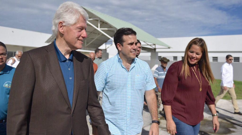  Gobernador RossellÃ³ visita refugio en CanÃ³vanas junto al expresidente Clinton