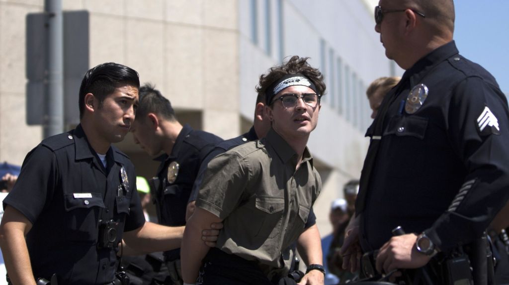  Cientos protestan en San Diego contra la pol&iacute;tica migratoria de Trump 