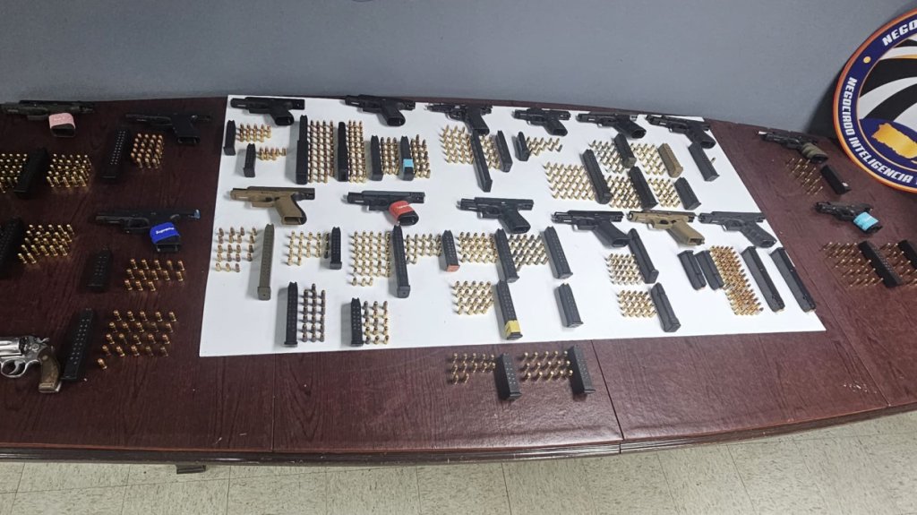  Video: Los cogieron dormíos: Municipales y estatales ocupan 17 pistolasy un revolver en discoteca de caserío en San Juan 