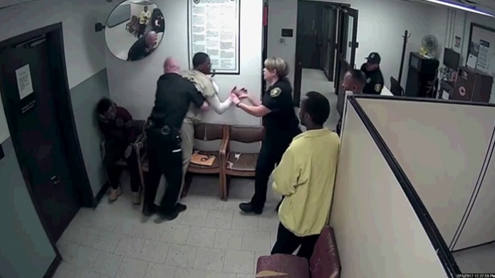 Video: Hombre acusado de matar a niÃ±a recibe golpiza en un tribunal de Chicago