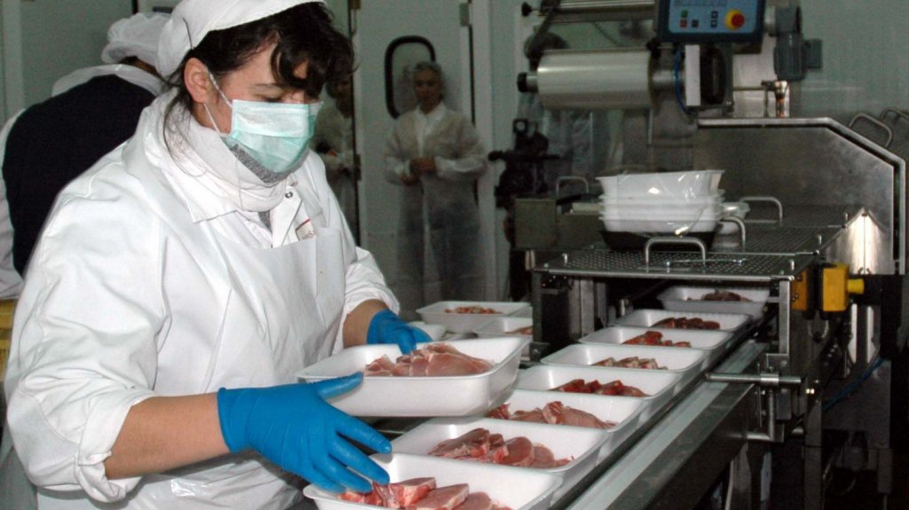  Planta de carne de EEUU se enfrenta a multa por m&aacute;s de mil casos de COVID-19 